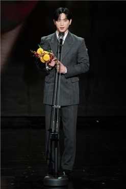 Seoul (Korea, Republic Of), 30/12/2025.- A handout photo made available by SBS shows South Korean actor Seo Kang-joon speaking after winning the grand prize during the 2025 SBS Entertainment Awards in Seoul, South Korea, 30 December 2025. (Corea del Sur, Seúl) EFE/EPA/SBS / HANDOUT SOUTH KOREA OUTHANDOUT EDITORIAL USE ONLY/NO SALES