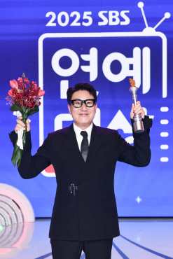 Seoul (Korea, Republic Of), 30/12/2025.- A handout photo made available by SBS shows South Korean entertainer Lee Sang-min posing for a photo after winning the grand prize at the 2025 SBS Entertainment Awards in Seoul, South Korea, 30 December 2025. (Corea del Sur, Seúl) EFE/EPA/SBS / HANDOUT SOUTH KOREA OUTHANDOUT EDITORIAL USE ONLY/NO SALES