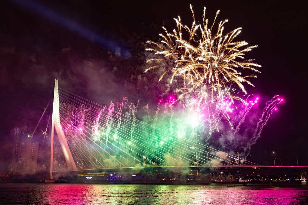 ROTTERDAM (Netherlands), 01/01/2026.- Fireworks illuminate the sky during the national fireworks New Year celebration at the Erasmus Bridge in Rotterdam, the Netherlands, 01 January 2026. The grand fireworks display on one of Rotterdam's most famous bridges has been held for over fifteen years. (Países Bajos; Holanda) EFE/EPA/Iris van den Broek