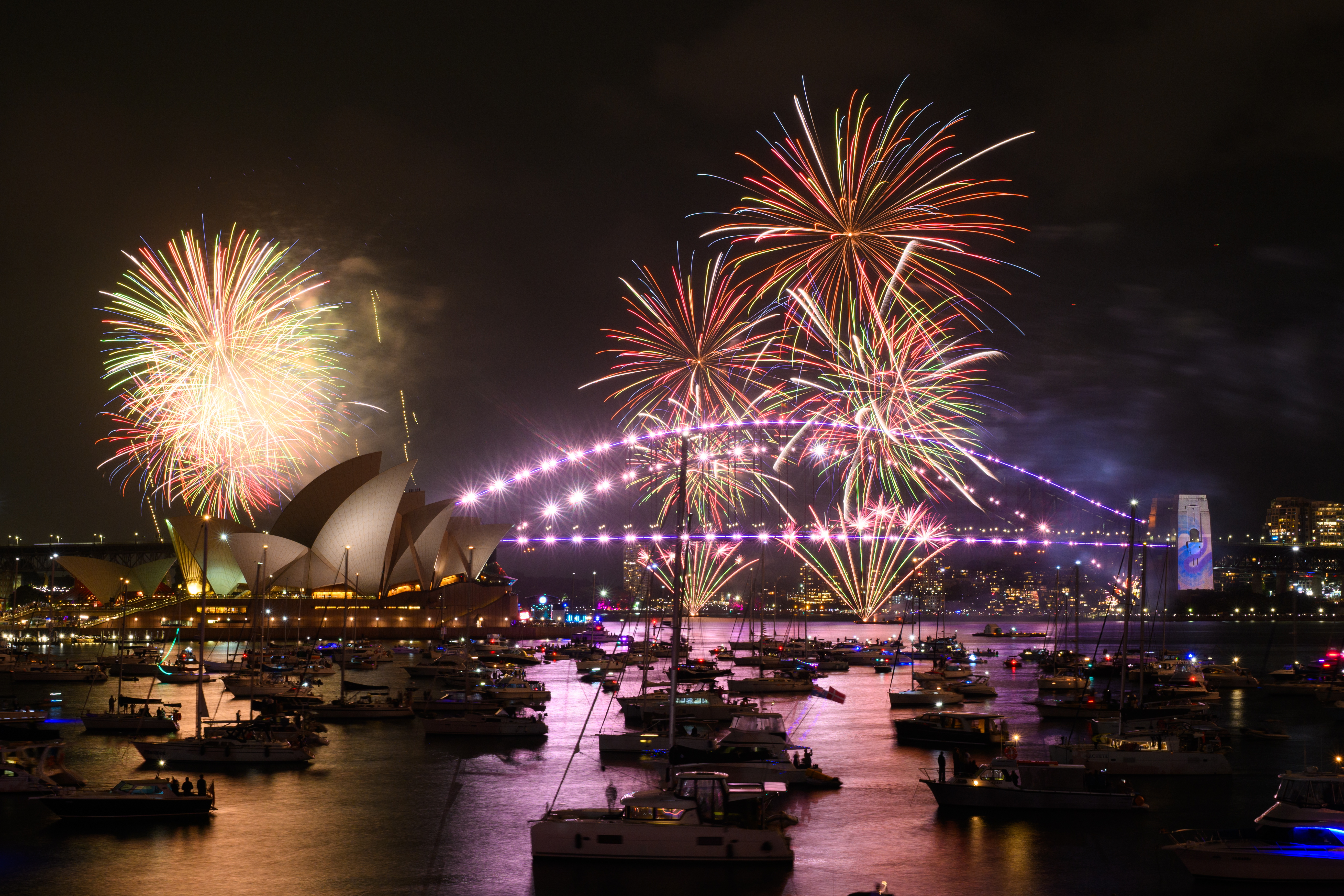 FOTODELDÍA - Sydney (Australia), 31/12/2025.- Los fuegos artificiales iluminan el cielo sobre el puerto de Sídney durante la exhibición de Calling Country de las celebraciones de Nochevieja en Mrs Macquaries Point en Sídney, Australia, el 31 de diciembre de 2025. EFE/DAN HIMBRECHTS - NO ARCHIVOS - PROHIBIDO SU USO EN AUSTRALIA Y NUEVA ZELANDA