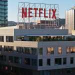 Netflix podría adquirir distintas franquicias de Warner Bros. (Foto Prensa Libre: AFP)
