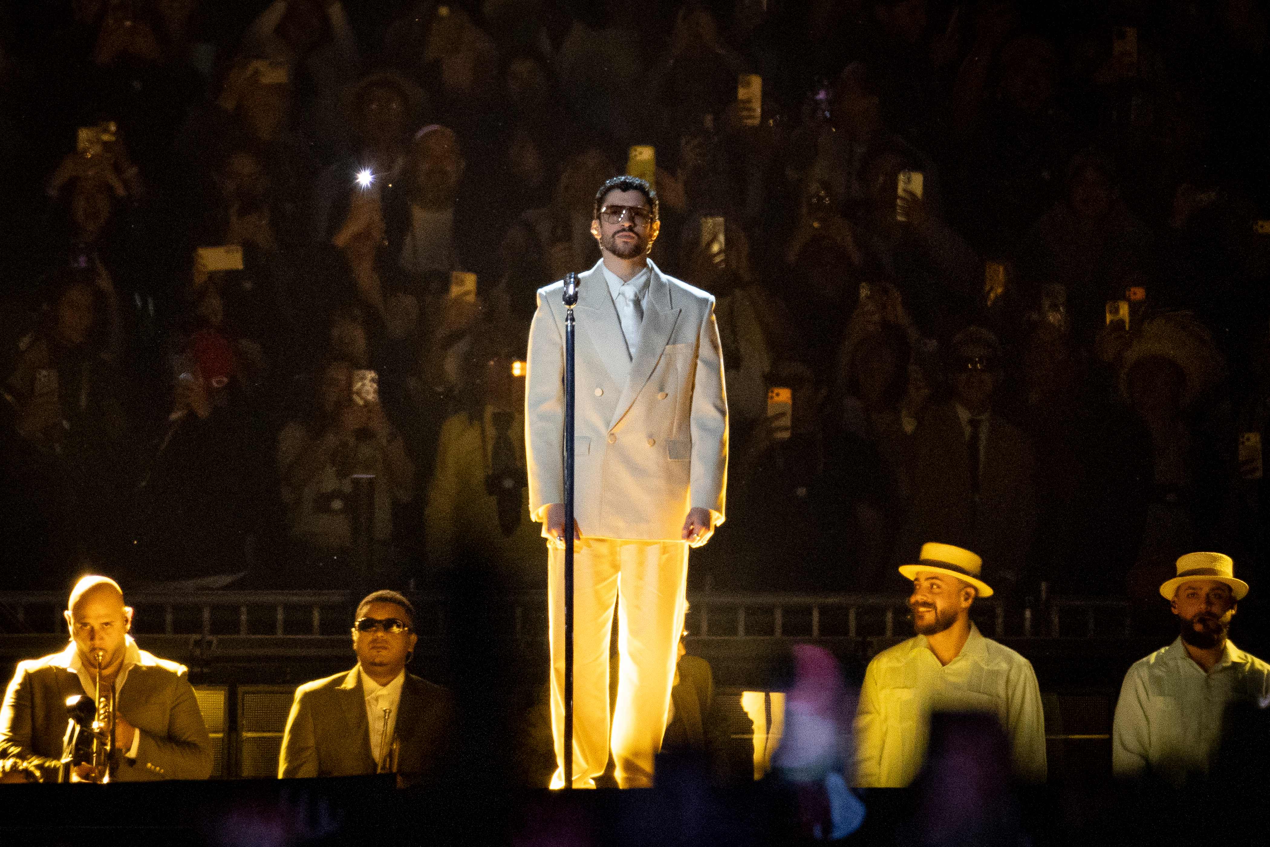 Bad Bunny durante su gira Debí tirar más fotos en 2025.  La estrella se presentará en el medio tiempo del Super Bowl.  (Foto Prensa Lbre: AFP)