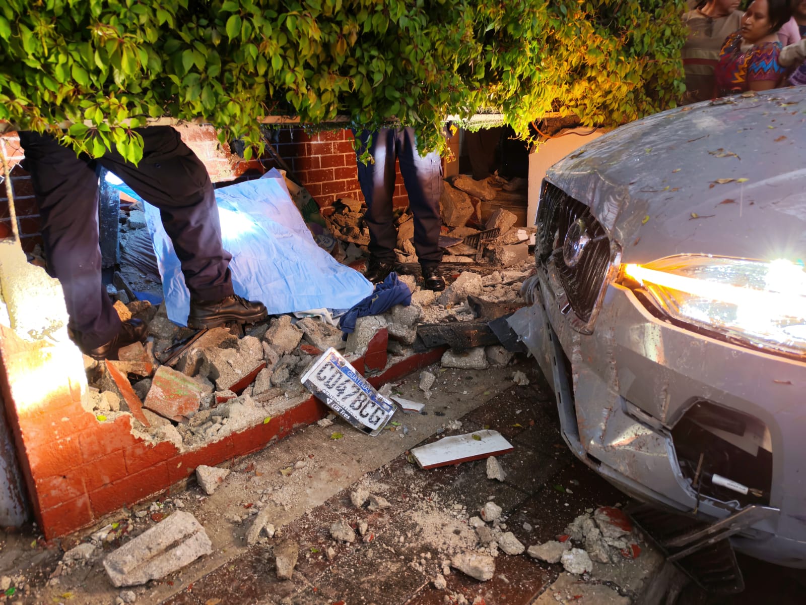 El accidente ocurrió en la 28 calle y 12 avenida de la colonia Santa Fe, zona 13 de la Ciudad de Guatemala, donde una camioneta con placas diplomáticas se empotró en un comercio. (Foto Prensa Libre: CBM)