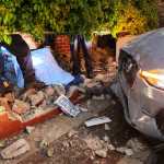 El accidente ocurrió en la 28 calle y 12 avenida de la colonia Santa Fe, zona 13 de la Ciudad de Guatemala, donde una camioneta con placas diplomáticas se empotró en un comercio. (Foto Prensa Libre: CBM)