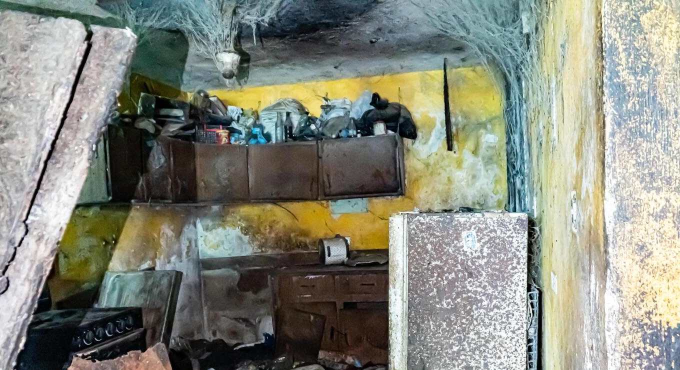 Interior de la vivienda donde fue hallado el cadáver: acumulación de basura y condiciones insalubres evidencian abandono prolongado. (Foto Prensa Libre: Tomada del Facebook de Albergue Municipal de Mascotas Mixco)