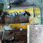 Interior de la vivienda donde fue hallado el cadáver: acumulación de basura y condiciones insalubres evidencian abandono prolongado. (Foto Prensa Libre: Tomada del Facebook de Albergue Municipal de Mascotas Mixco)