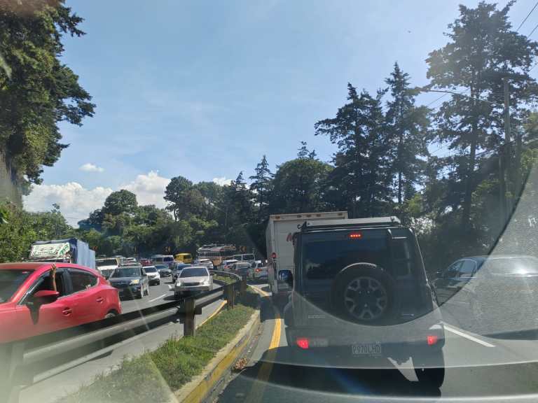 Tránsito en la capital no cede pese al cierre escolar y se proyecta un 2