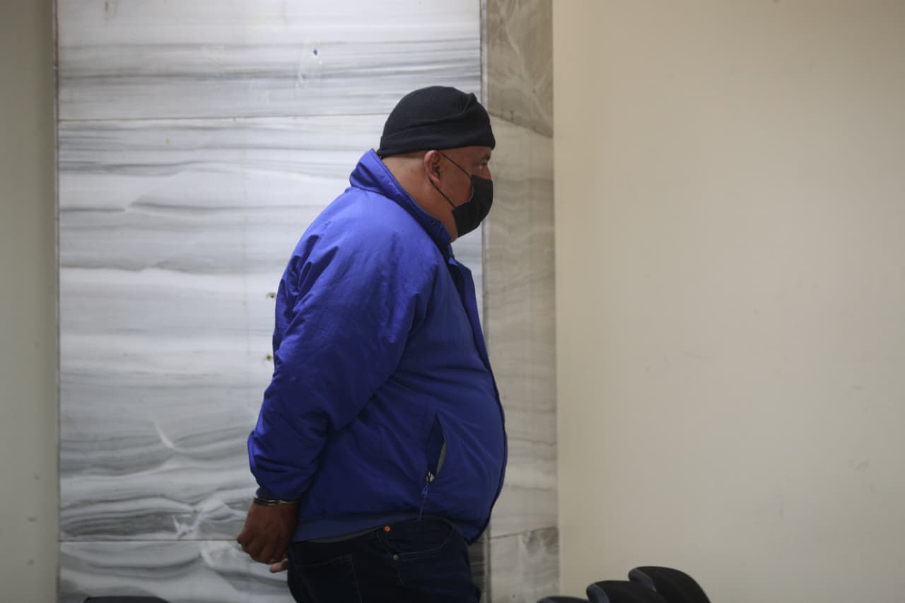 Mauro Gustavo López de León, alias “Lupillo”,  sale de la sala de audiencias tras escuchar la condena de 301 años de prisión por su participación en la masacre de policías en Salcajá. (Foto Prensa Libre: Byron Baiza)