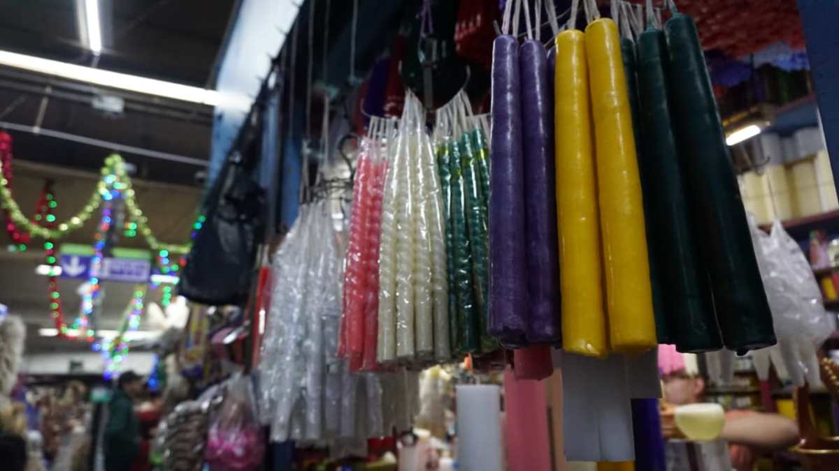 Velas de colores, especialmente doradas y blancas, se encienden en muchos hogares para atraer prosperidad y armonía al comenzar el nuevo año. (Foto Prensa Libre: José Sánchez)