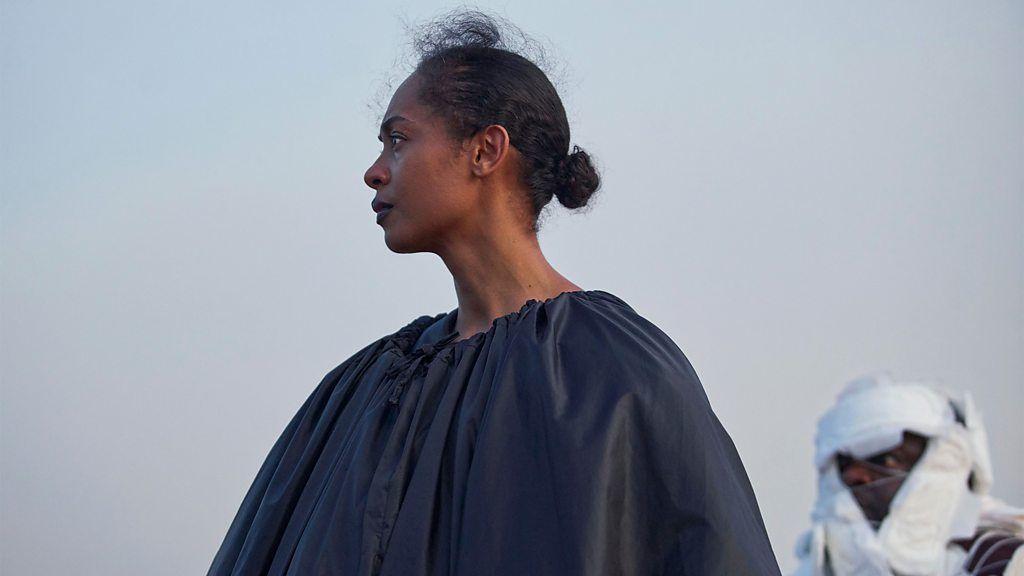 Una escena de On Becoming a Guinea Fowl