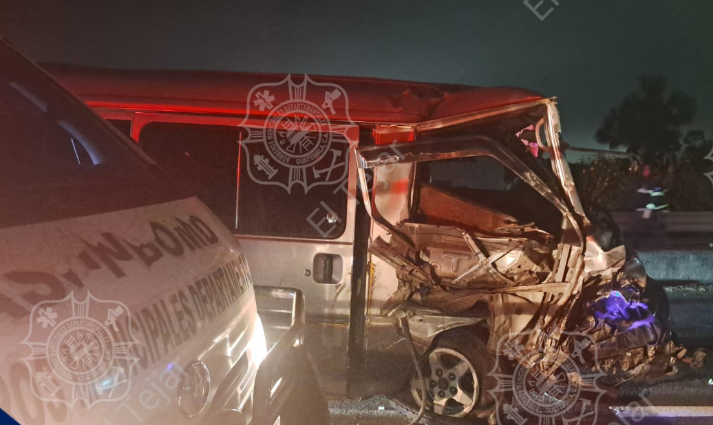 Colisión entre tráiler y microbús en el libramiento de Chimaltenango deja cuatro heridos