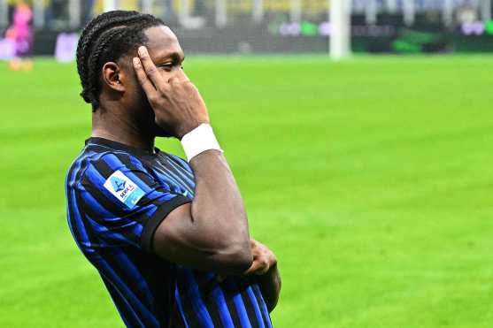 Inter Milan's French forward #9 Marcus Thuram celebrates scoring his team's second goal during the Italian Serie A football match between Inter Milan and Como at San Siro stadium in Milan, on December 6, 2025. (Photo by Stefano RELLANDINI / AFP)