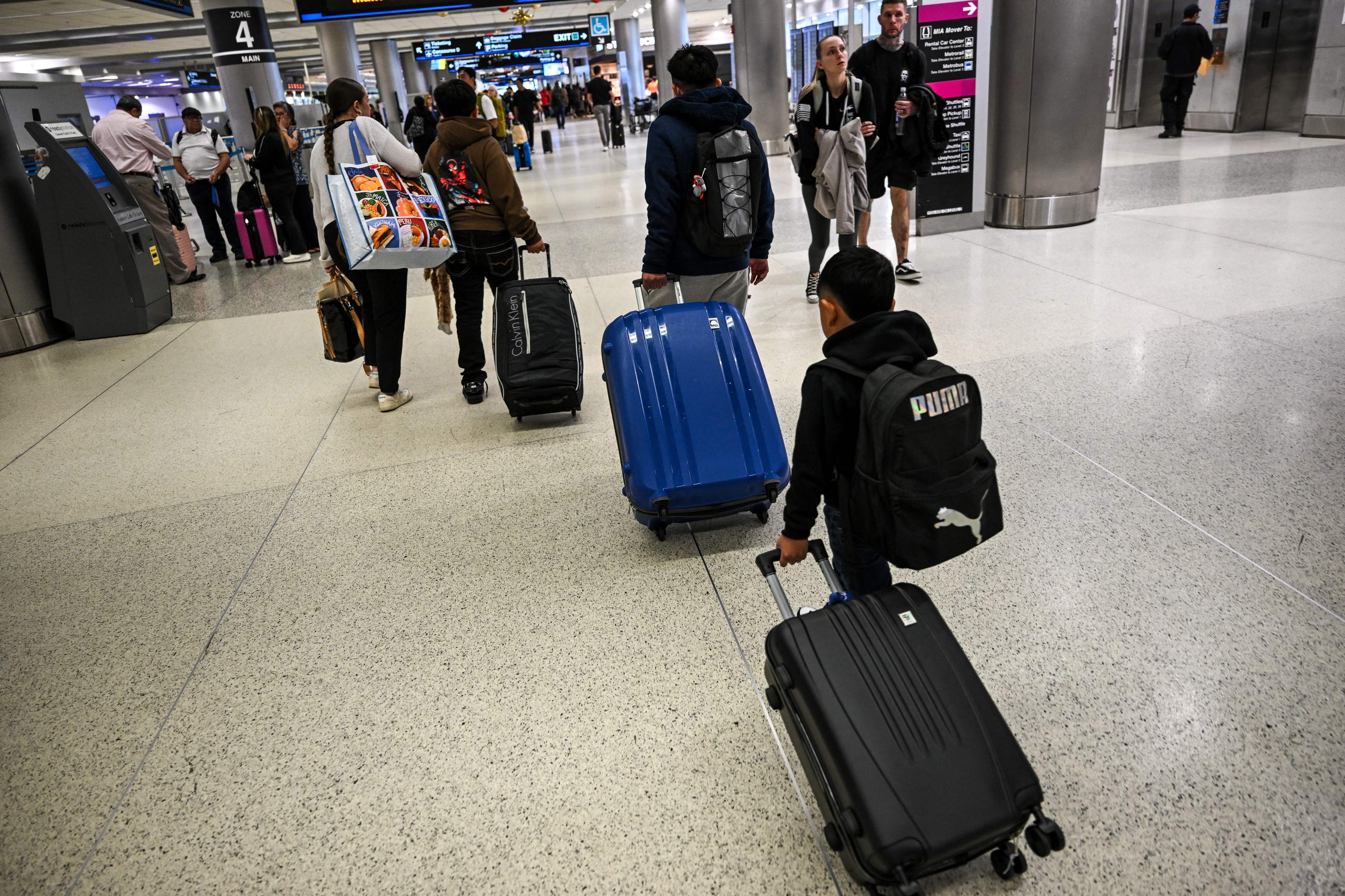 Migración niños en el Aeropuerto de Miami para retornar a Guatemala para reunificación