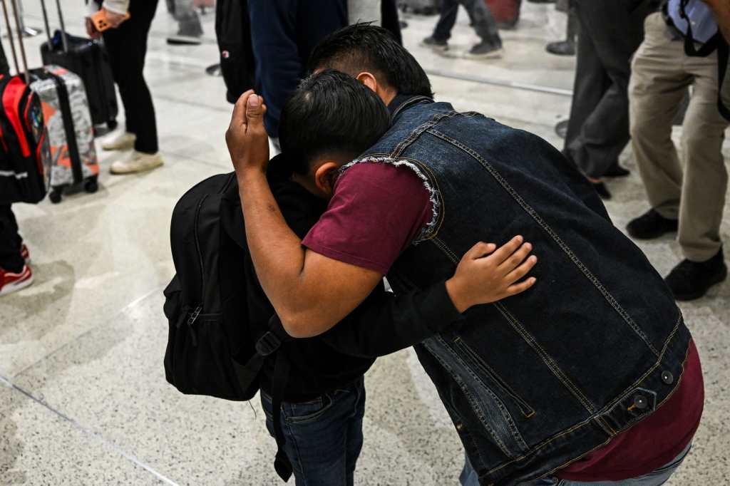 Migración niños en el Aeropuerto de Miami para retornar a Guatemala para reunificación