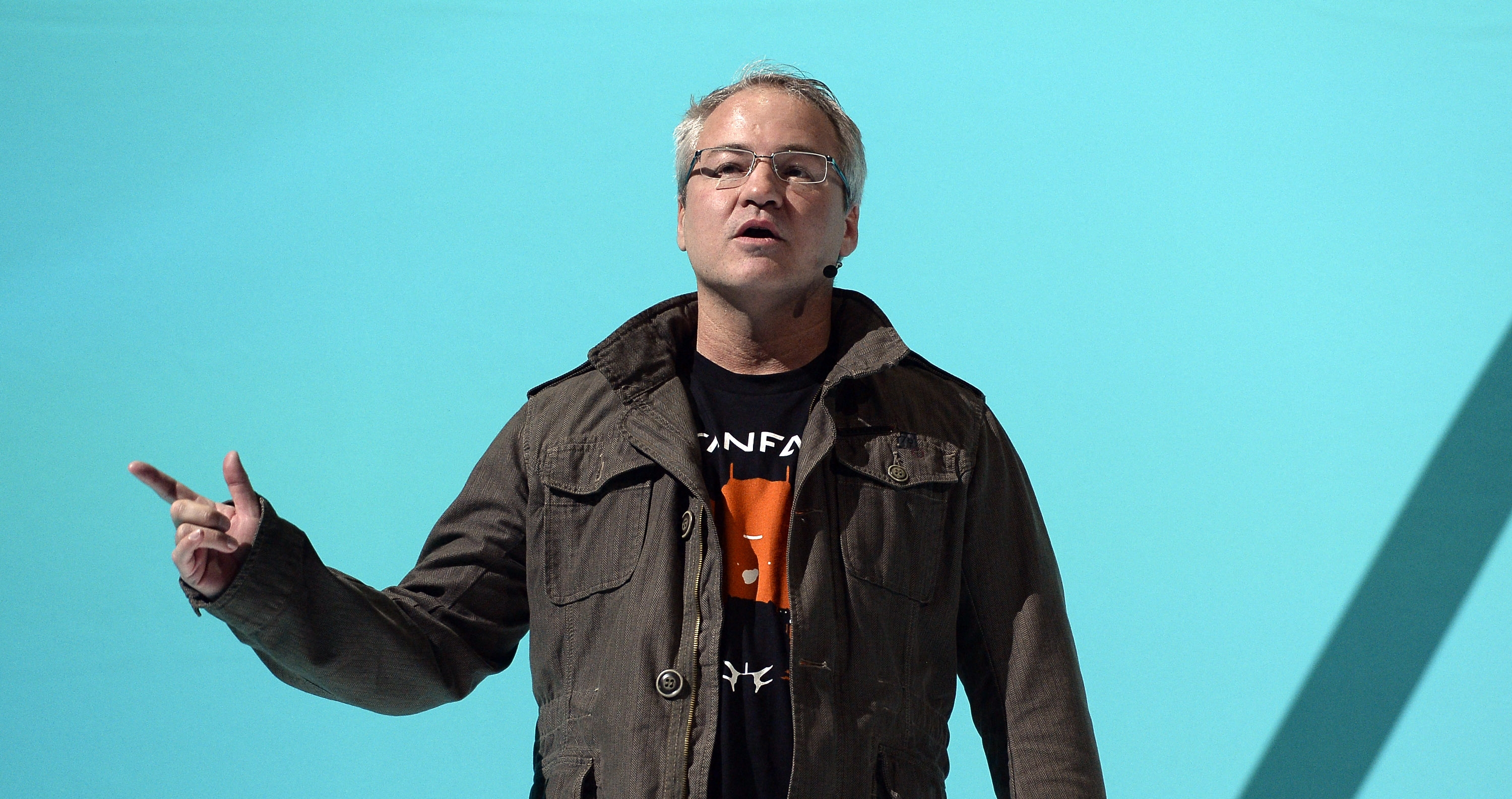 Vince Zampella, director ejecutivo de Respawn Entertainment, presenta el videojuego "Titanfall 2" durante la conferencia de prensa de Electronics Arts el 12 de junio de 2016 en Los Ángeles, California. Vince Zampella, el aclamado cocreador del gigante de los videojuegos "Call of Duty", falleció en un accidente automovilístico, según informaron medios estadounidenses el 22 de diciembre.  (Foto Prensa Libre: AFP)