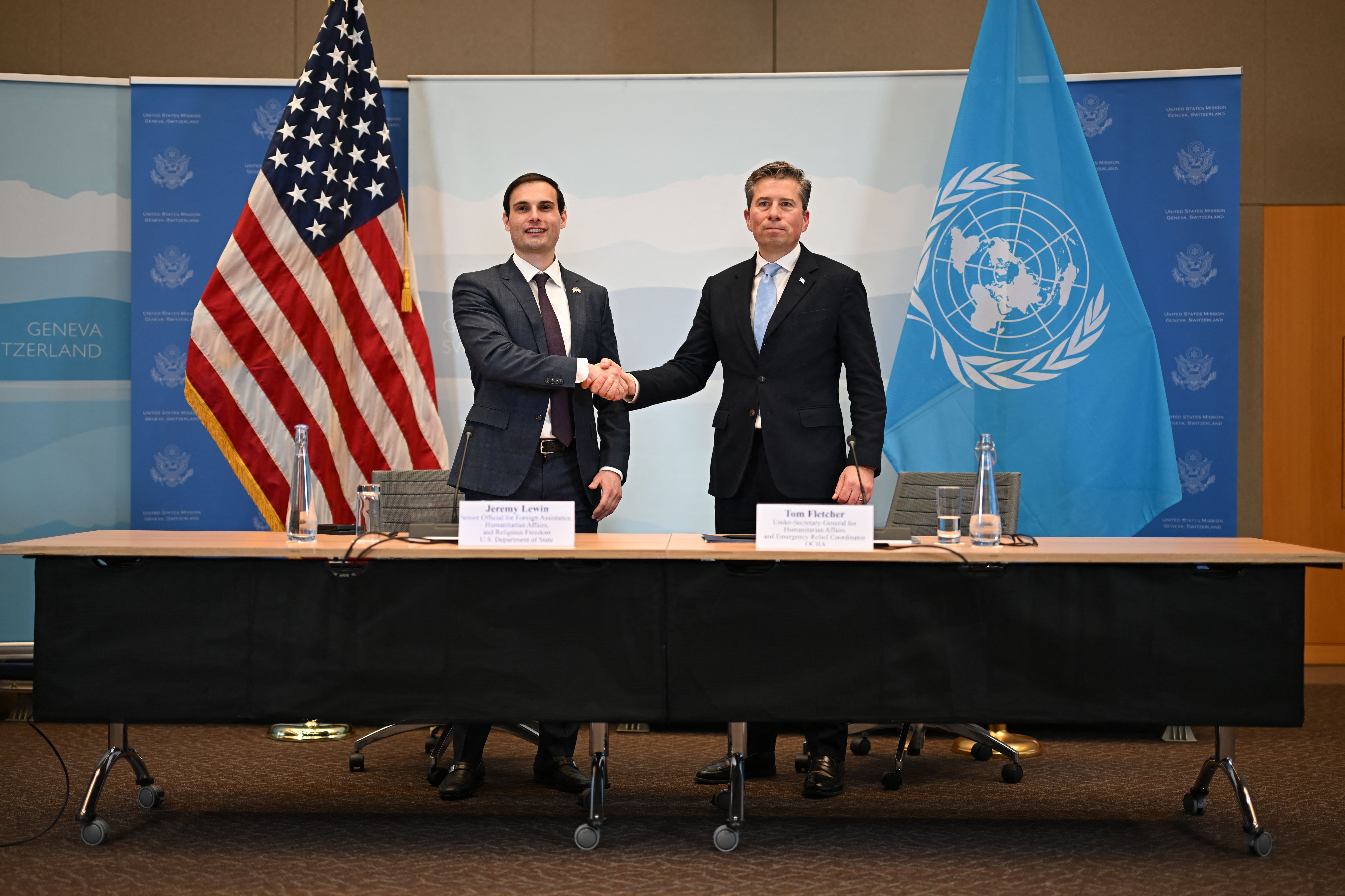 El subsecretario de Estado de EE. UU. para Asistencia Exterior, Asuntos Humanitarios y Libertad Religiosa, Jeremy Lewin (izq.), estrecha la mano del subsecretario general de las Naciones Unidas para Asuntos Humanitarios, Tom Fletcher, durante la ceremonia de firma de un compromiso de US$2 mil millones de dólares de Estados Unidos para la ayuda humanitaria de las Naciones Unidas en 2026. (Foto Prensa Libre: AFP)