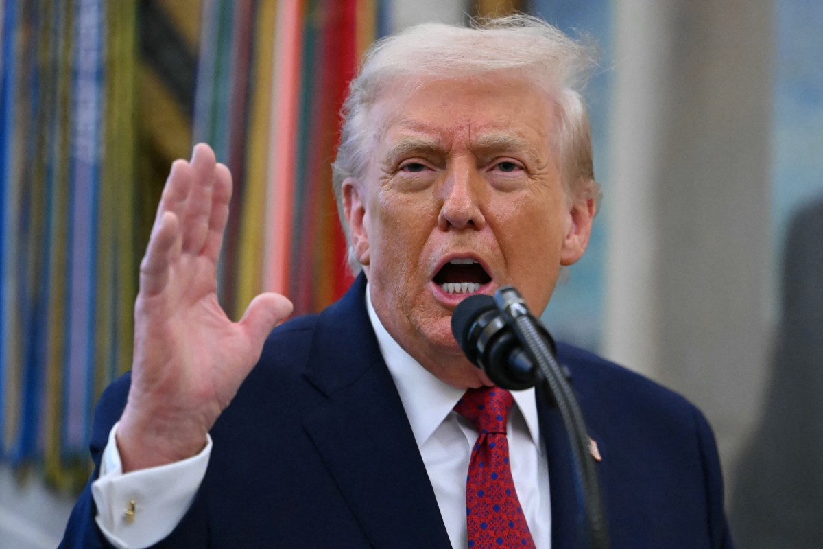 El presidente de EE. UU., Donald Trump, habla durante la entrega de la Medalla de Defensa de la Frontera Mexicana en la Oficina Oval, el 15 de diciembre de 2025. (Foto Prensa Libre: AFP)