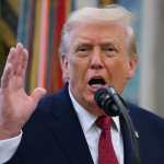 El presidente de EE. UU., Donald Trump, habla durante la entrega de la Medalla de Defensa de la Frontera Mexicana en la Oficina Oval, el 15 de diciembre de 2025. (Foto Prensa Libre: AFP)