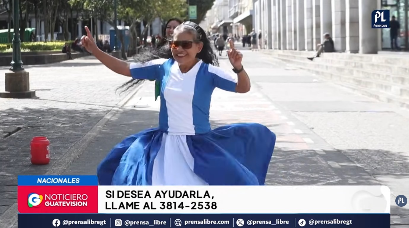 Maribel Beltrán, la abuela Titi, baila cada fin de semana en la Sexta Avenida para compartir su arte y ganarse la vida con dignidad. (Foto Prensa Libre: Érick Ávila)