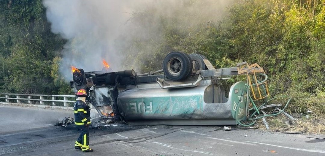 Un camión vuelca e inmediatamente se incendia en el kilómetro 85 de la ruta a El Salvador (CA-8); socorristas trabajan en la extinción del fuego.  (Foto Prensa Libre: CBMD)
