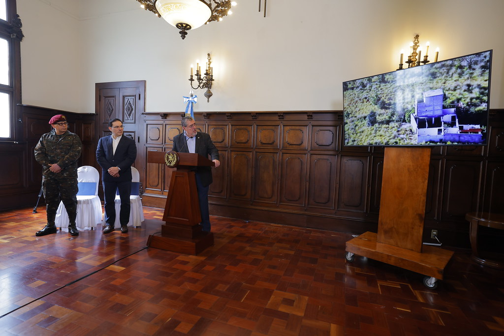 El presidente Bernardo Arévalo observa un video que muestra a hombres armados desplazándose en la montaña, presentado como evidencia de la infiltración del crimen organizado en Nahualá y Santa Catarina Ixtahuacán.