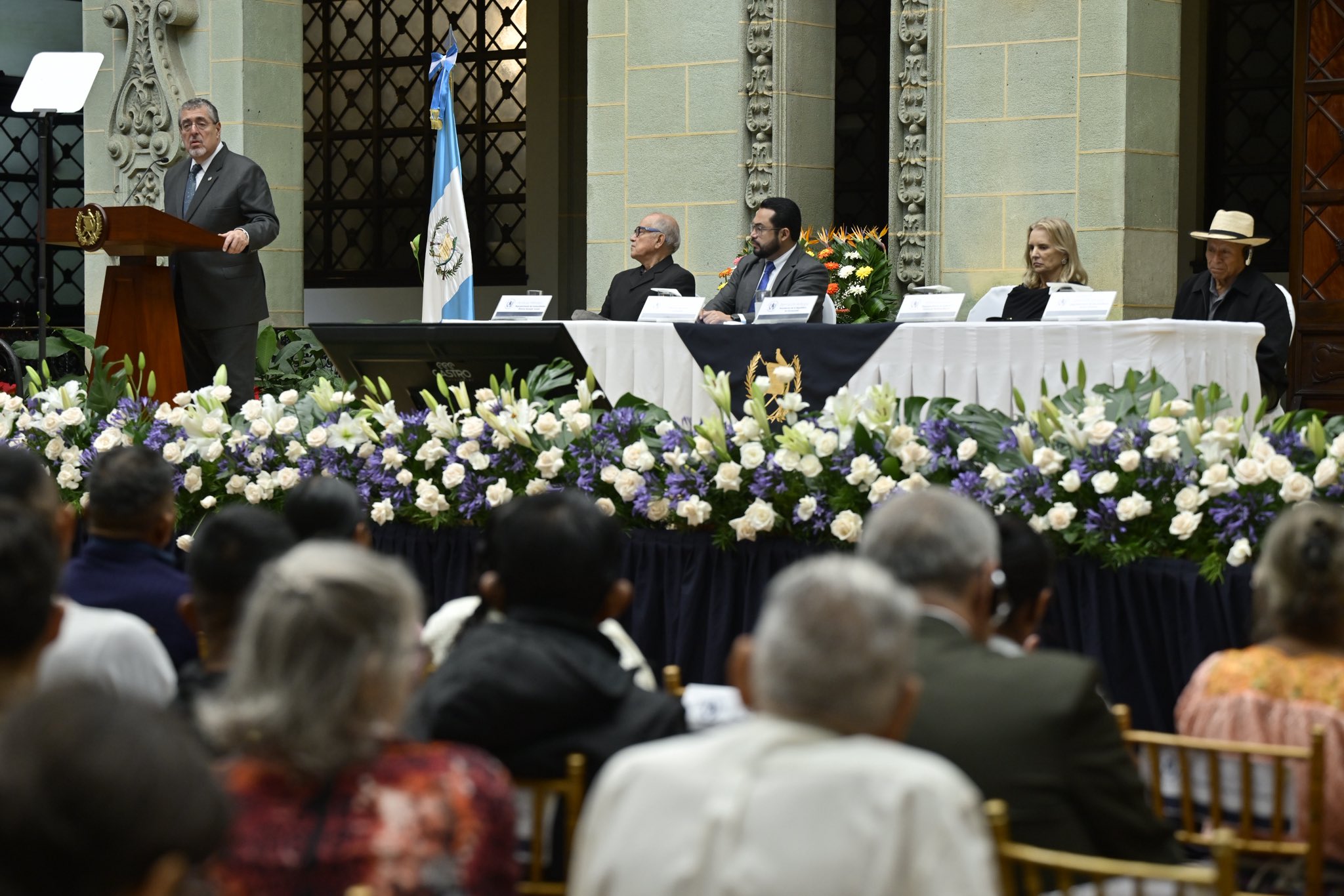 El presidente Bernardo Arévalo participa en un acto en el que el Estado se disculpa por la desaparición en 1989 de cuatro activistas indígenas. (Foto Prensa Libre: Gobierno de Guatemala)