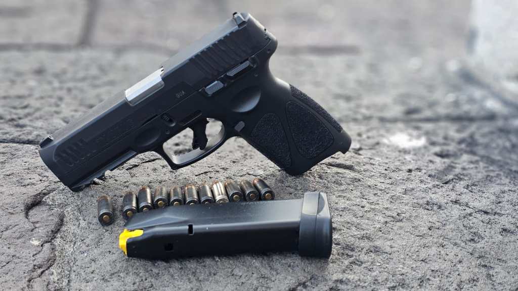 Arma de fuego y municiones utilizadas en disparos al aire, una práctica peligrosa que puede causar lesiones mortales