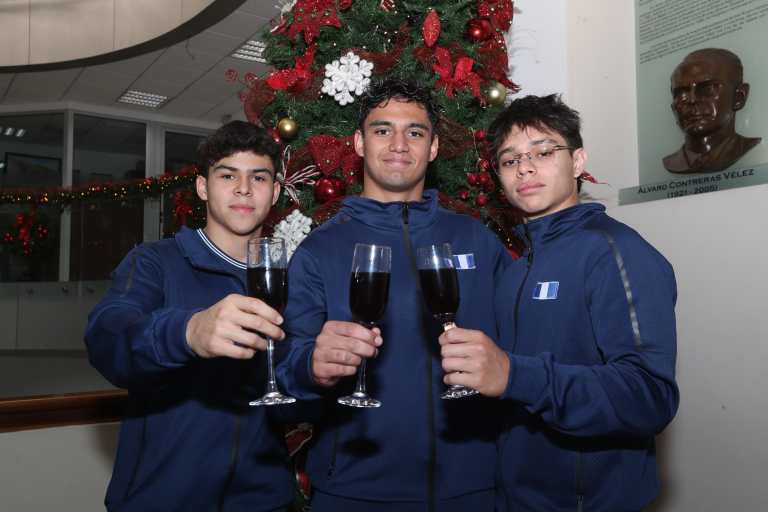 Los gimnasta Jaycko Bourdet, Gabriel Paniagua y Mario Taperio brindan por los retos y sueños del 2