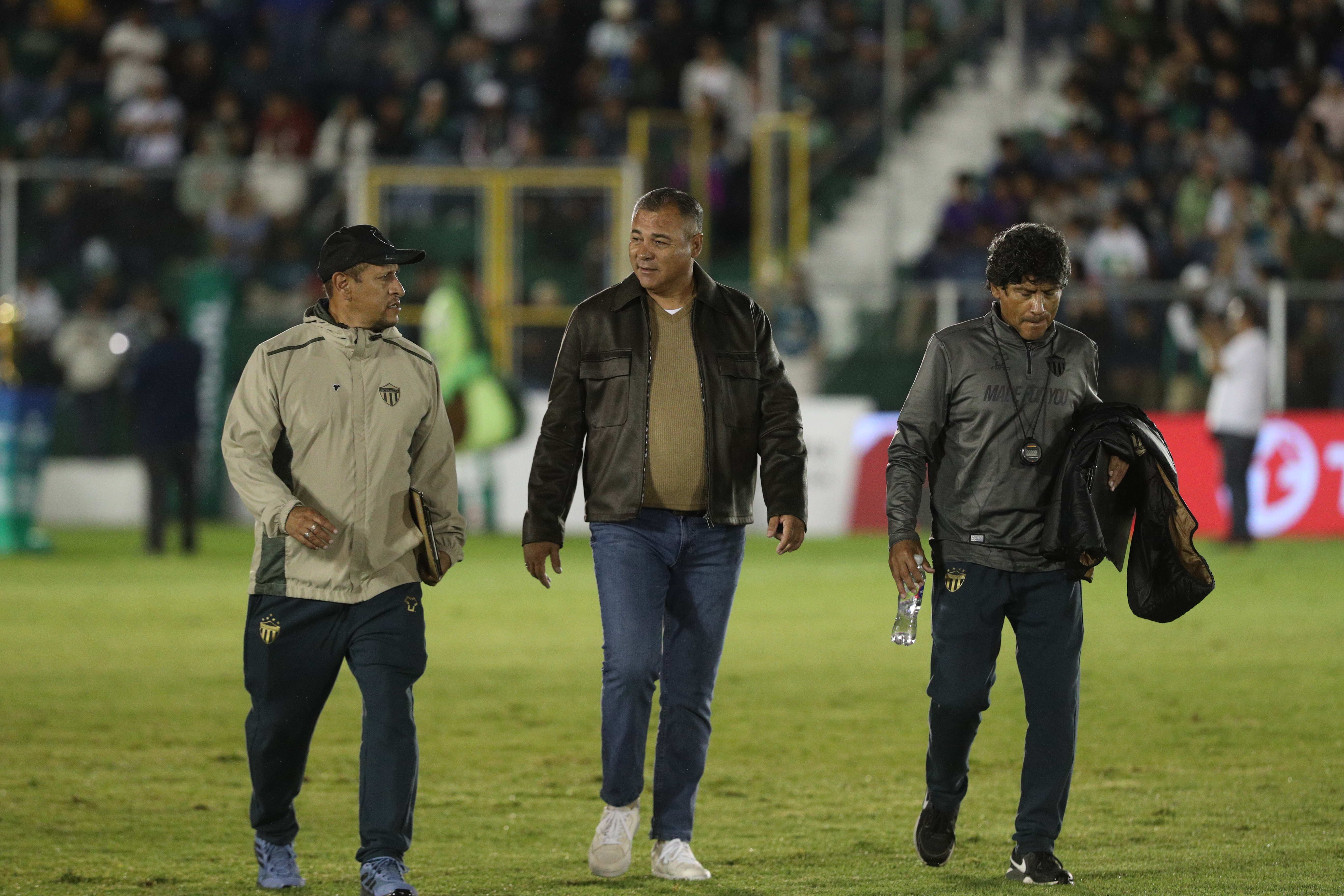 Antigua GFC dio el primer golpe en la gran final del Torneo Apertura 2025 al vencer 2-0 a Municipal en el Estadio Pensativo. Los coloniales se llevan una ventaja cmoda para el partido de vuelta del sbado 27 de diciembre, aunque debern enfrentar ese duelo sin Jos Rosales por expulsin.

Foto: 
BYRON RIVERA 
21/12/2025