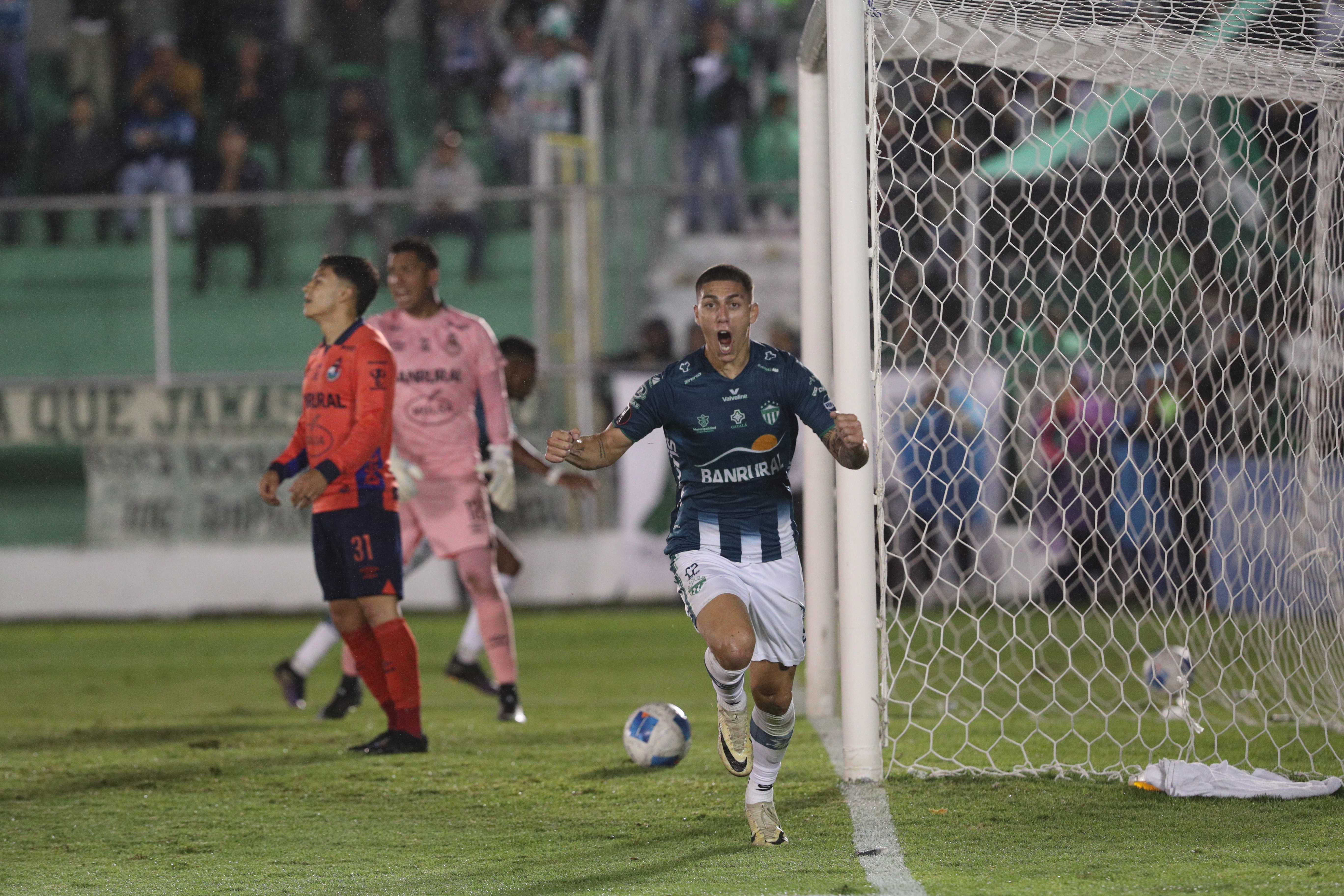 Antigua GFC dio el primer golpe en la gran final del Torneo Apertura 2025 al vencer 2-0 a Municipal en el Estadio Pensativo. Los coloniales se llevan una ventaja cmoda para el partido de vuelta del sbado 27 de diciembre, aunque debern enfrentar ese duelo sin Jos Rosales por expulsin.

Foto: 
BYRON RIVERA 
21/12/2025