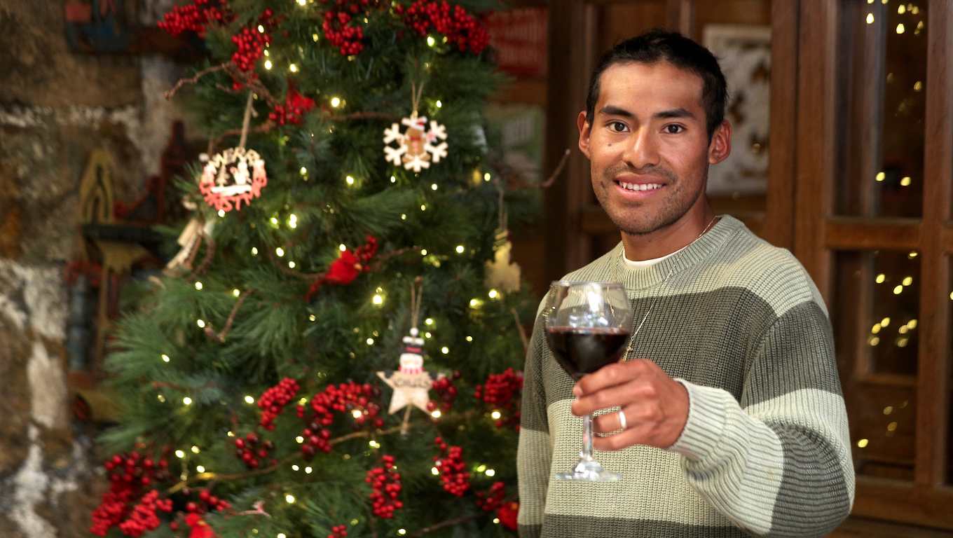 SERGIO CHUMIL PERSONAJE DEPORTIVO DEL AÑO 2025
Ciclista guatemalteco de Tecpán que, tras crecer ayudando a su familia en el campo, se convirtió en una figura destacada del ciclismo nacional e internacional, comenzando a los 13 años, logrando títulos nacionales juveniles, y dando el salto a Europa en 2022, donde ha triunfado con equipos como Aluminios Cortizo y Burgos-BH, ganando etapas en España y Portugal y consolidándose como el primer guatemalteco en ganar una Vuelta ciclista europea
Foto:
BYRON RIVERA
20/12/2025