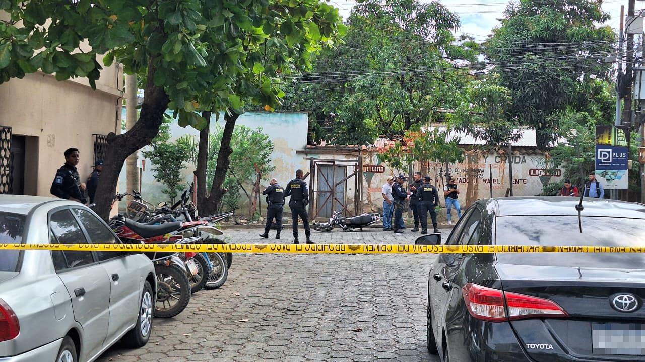 Agentes de la PNC aseguran la escena tras el tiroteo ocurrido en la zona 1 de Chiquimula. (Foto Prensa Libre: PNC)