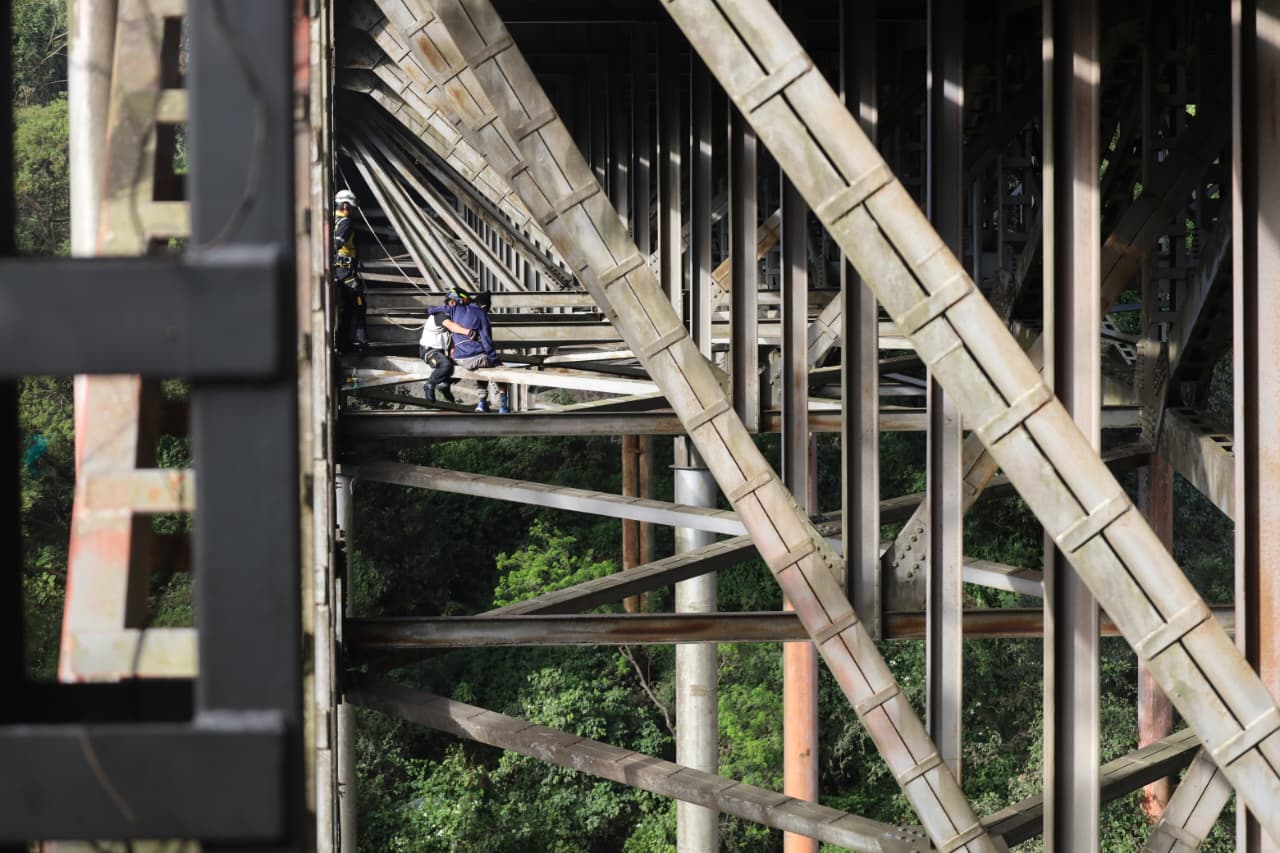 Dramático rescate: Bomberos dan acompañamiento psicológico a persona que estaba en  la estructura del puente Las Charcas