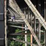 Bombero conversa con una persona en puente Charcas, brindando acompañamiento psicológico durante el rescate.