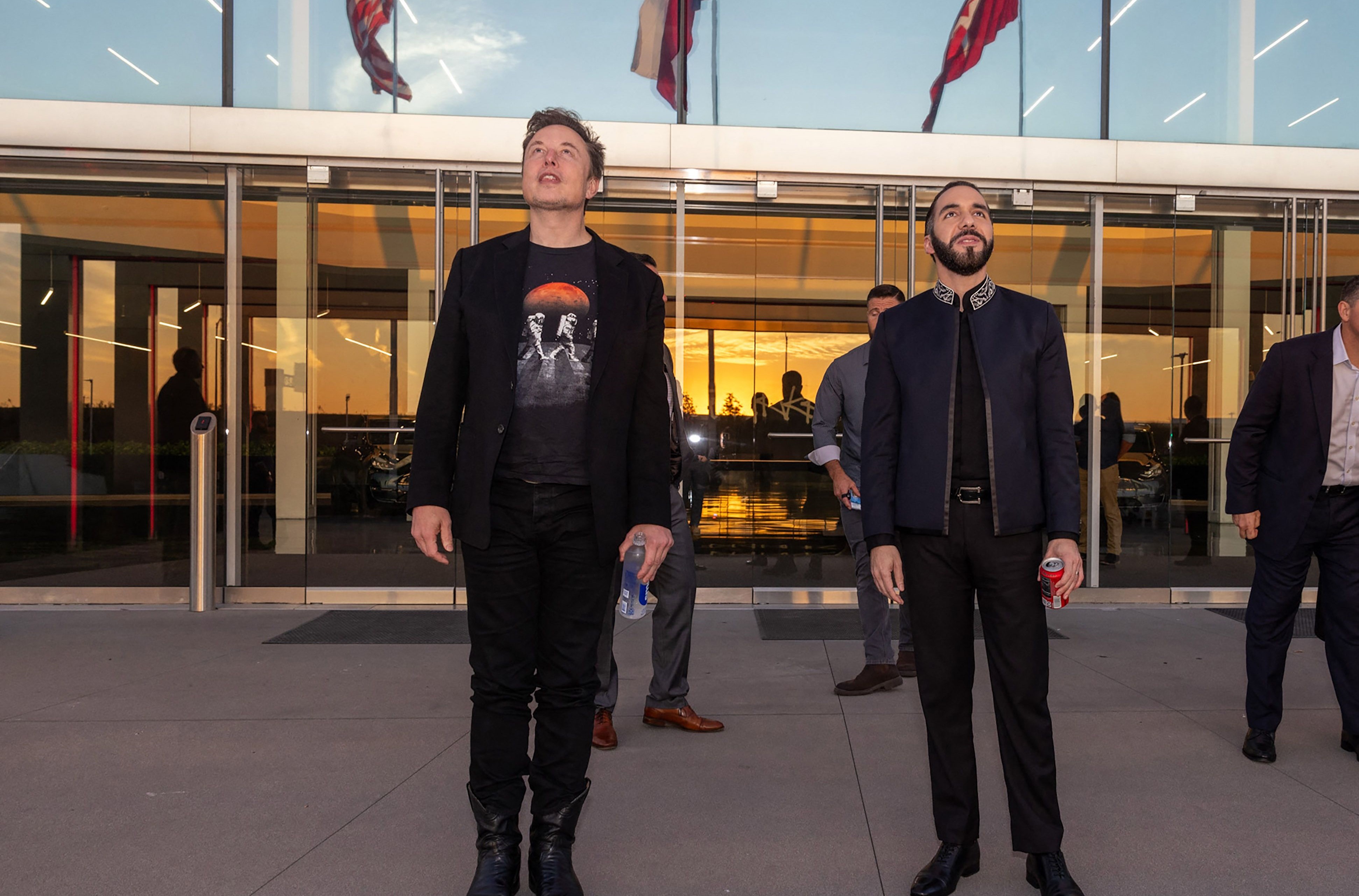 ¿IA en escuelas salvadoreñas? El acuerdo entre Elon Musk y Nayib Bukele para poder utilizar Grok