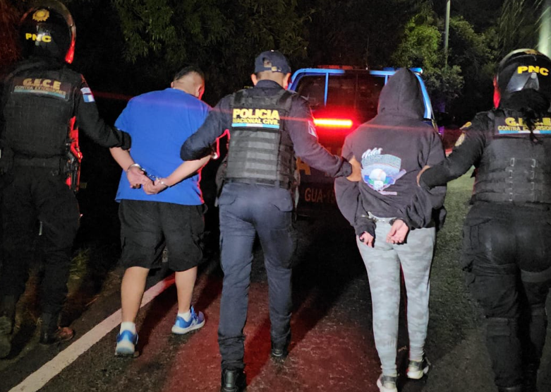 Capturan a dos personas cuando transportaban droga, teléfonos y más de Q23 mil