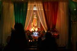 AME7466. ANTIGUA GUATEMALA (GUATEMALA), 11/12/2025.- Fotografía que muestra un altar de la Virgen de Guadalupe este jueves, en la Iglesia de Santo Domingo en Antigua Guatemala (Guatemala).  Decenas de católicos guatemaltecos se han volcado al Santuario de Guadalupe en la capital para rendir homenaje a la Virgen Morena, Patrona de América, en vísperas de la celebración que tiñe las calles de fervor, color y tradición. EFE/ Alex Cruz