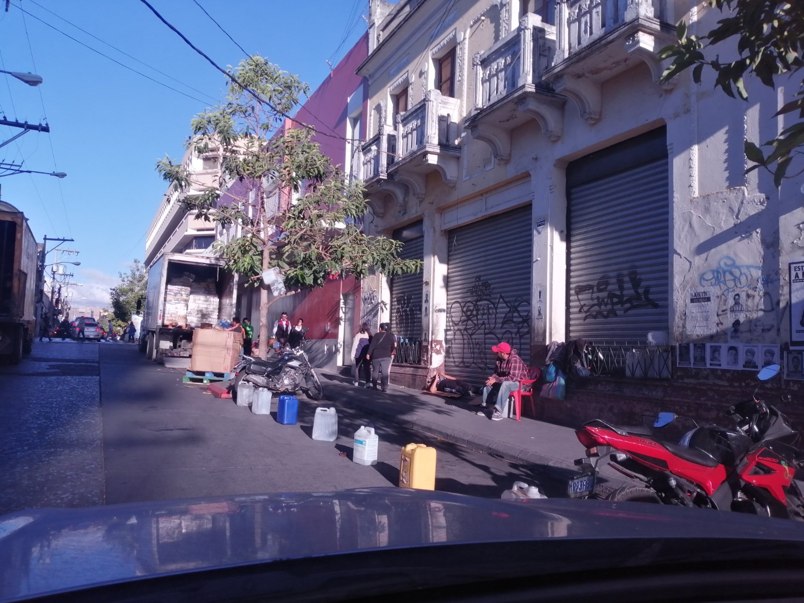 Parqueo ilegal en la vía pública dejó de ser informal y ya opera como negocio organizado, advierten autoridades