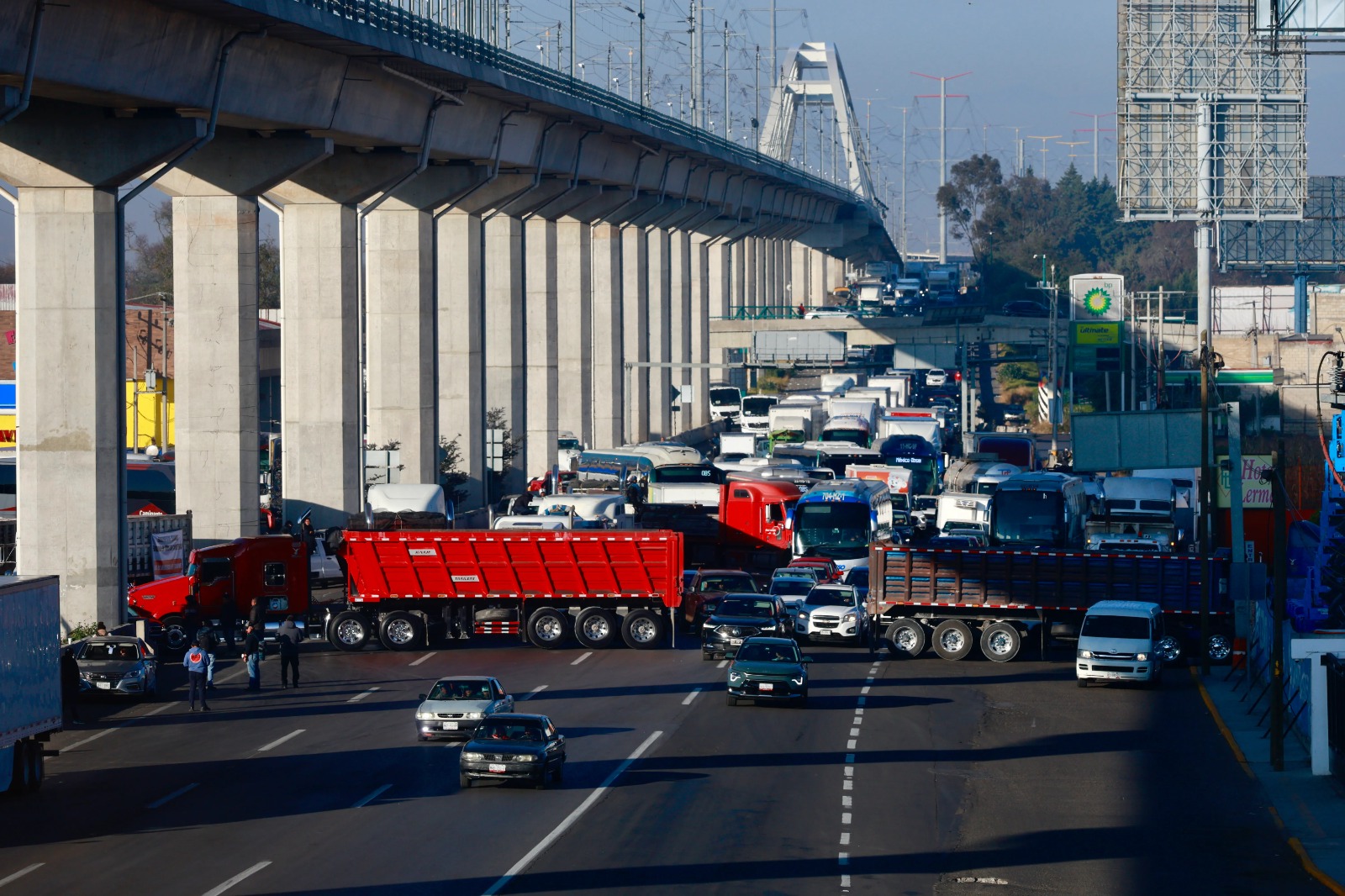 Camiones bloquean la carretera en Lerma, México, durante protestas de transportistas y agricultores por seguridad y precios justos.