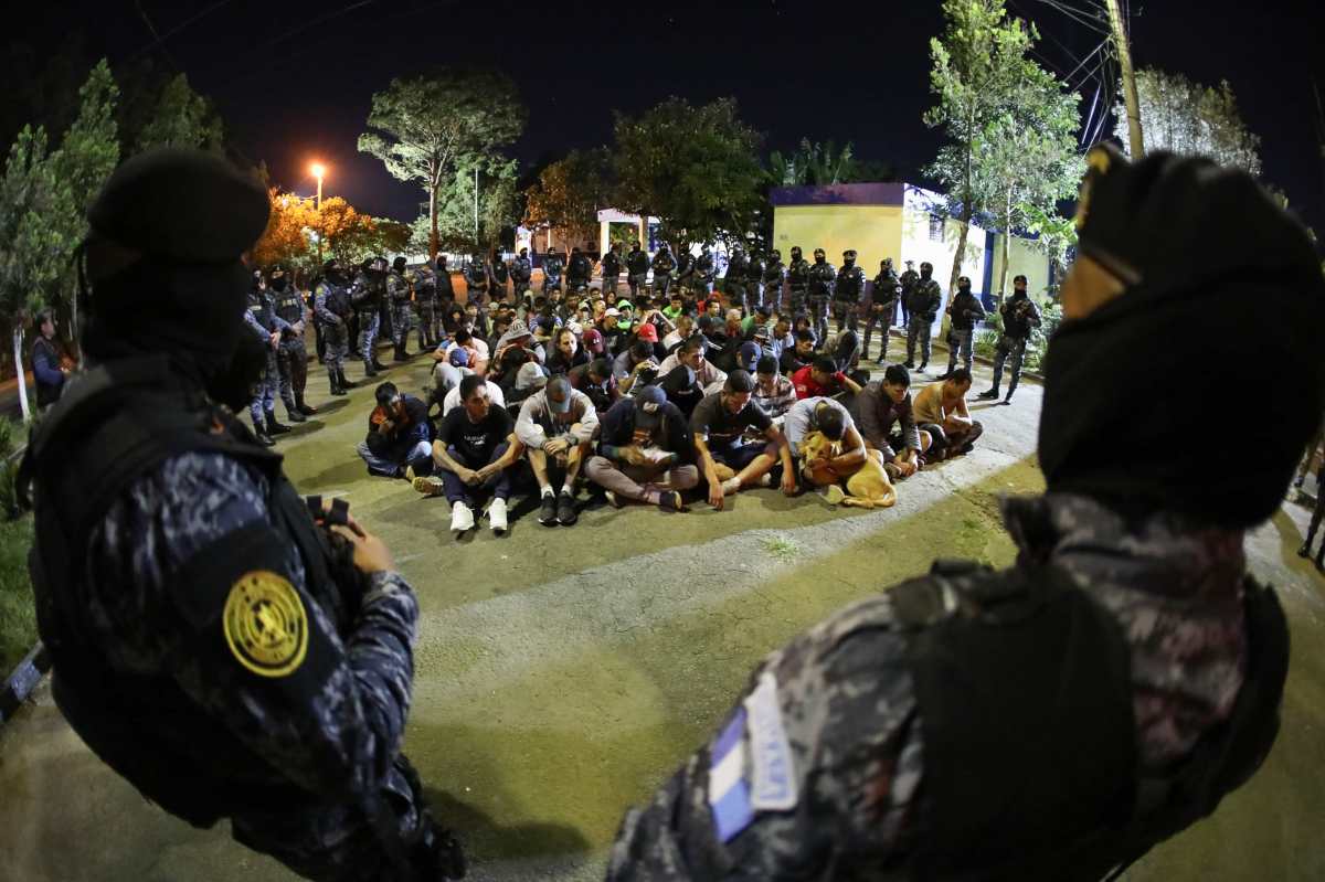 AME6155. CIUDAD DE GUATEMALA (GUATEMALA), 11/11/2024.- Fotografía cedida por el gobierno de Guatemala del traslado de 131 personas privadas de libertad, consideradas de alta peligrosidad, a una nueva cárcel de máxima seguridad en Ciudad de Guatemala (Guatemala). El Gobierno de Guatemala confirmó este lunes que ha enviado a 131 reos de alta peligrosidad a una cárcel reformada en el sur del país donde existe máxima seguridad a todo nivel y se dispuso que los reclusos porten uniforme de color naranja. EFE/ Gobierno de Guatemala/SOLO USO EDITORIAL/SOLO DISPONIBLE PARA ILUSTRAR LA NOTICIA QUE ACOMPAÑA (CRÉDITO OBLIGATORIO)