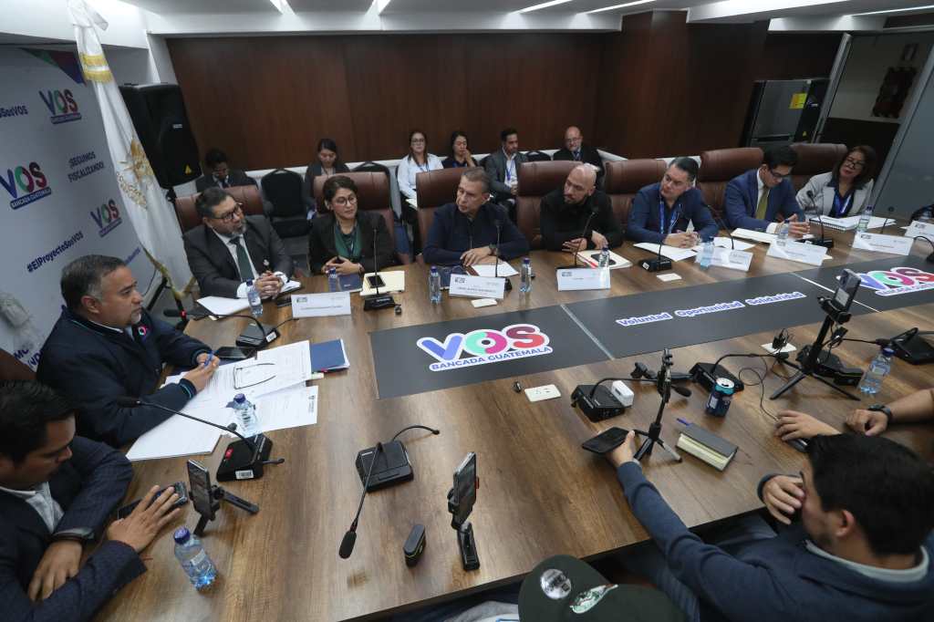 Las imágenes muestran el abandono del estadio Doroteo Guamuch Flores: la pista sigue de tierra, el centro deportivo está incompleto y la remodelación no se terminará pese a que el contrato vence este 6 de diciembre.