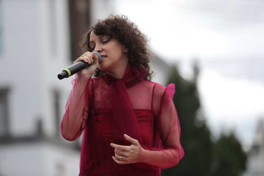 Desfile de Globos Gigantes 3 - Gaby Moreno