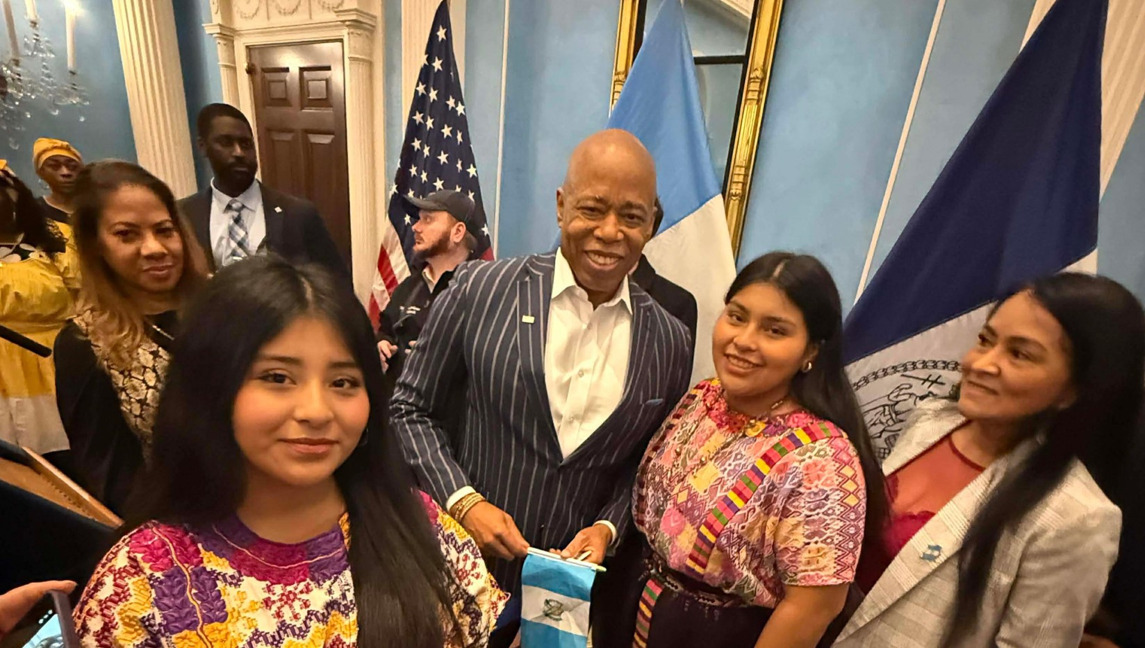 Eric Adams saluda a representantes de la comunidad guatemalteca durante el acto oficial en Gracie Mansion, en la Ciudad de Nueva York. (Foto Prensa Libre: Letty Barán)