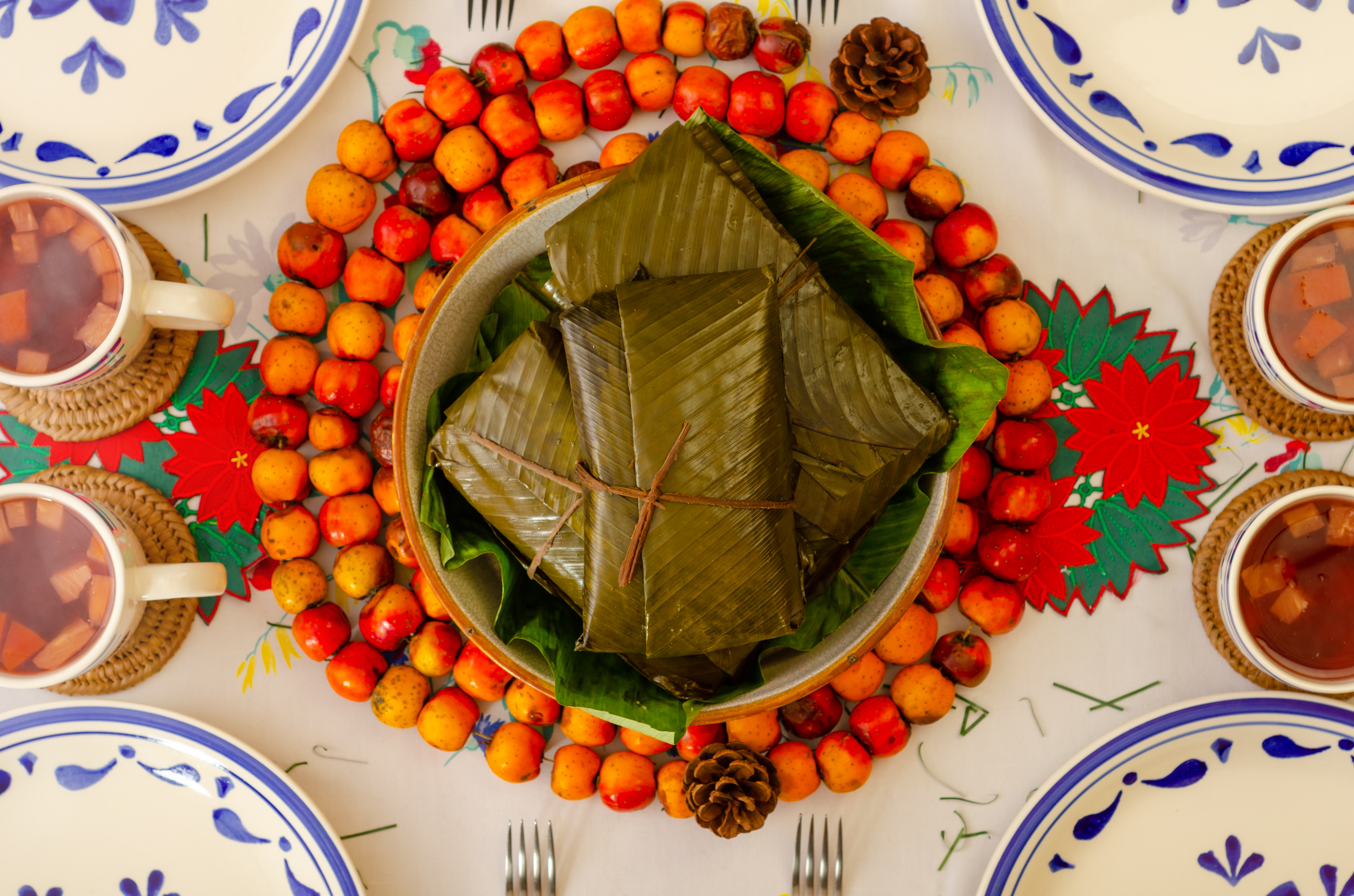 El tamal navideño guatemalteco evolucionó del waj maya y se consolidó en la Colonia con ingredientes como aceitunas, alcaparras y carnes especiales. (Foto Prensa Libre: Shutterstock)