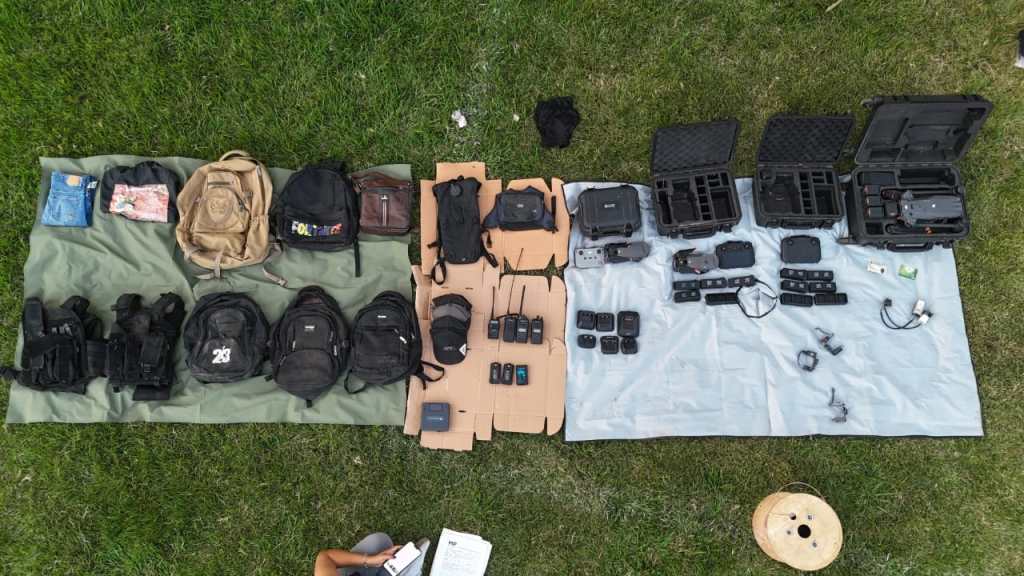 Mochilas, cargadores, cables y cajas negras con drones incautados por autoridades guatemaltecas
