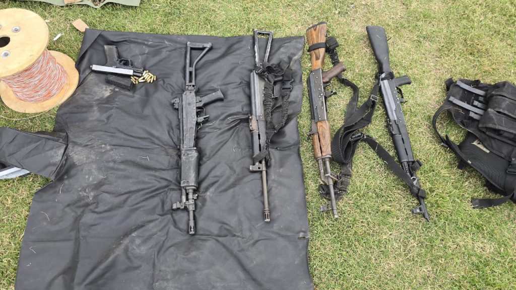 Fusiles y municiones incautadas en Guatemala durante el embalaje de evidencias del Ministerio Público