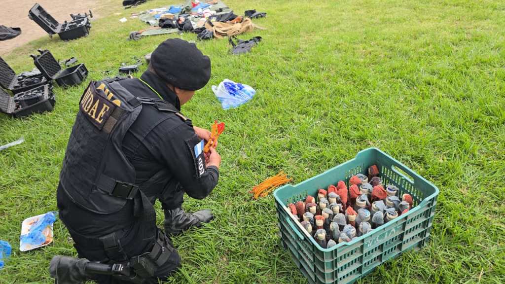 Agente de explosivos de la PNC revisa caja con explosivos incautados