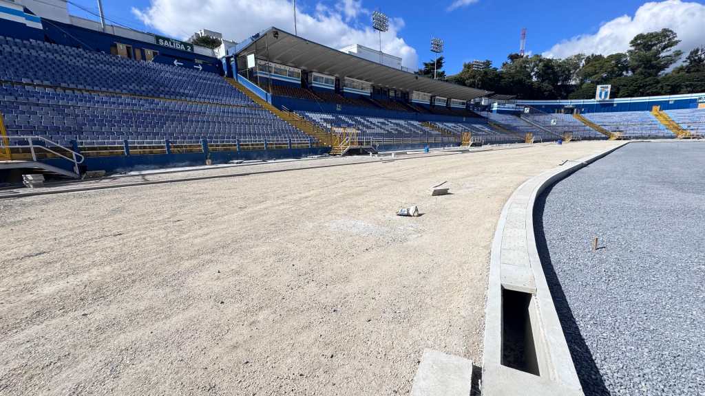 Pista del Estadio Doroteo Guamuch Flores aún en tierra, sin colocación de material sintético.