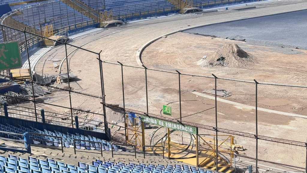 Vista lateral de la pista del estadio, donde aún no se ha iniciado la construcción del nuevo recubrimiento.
