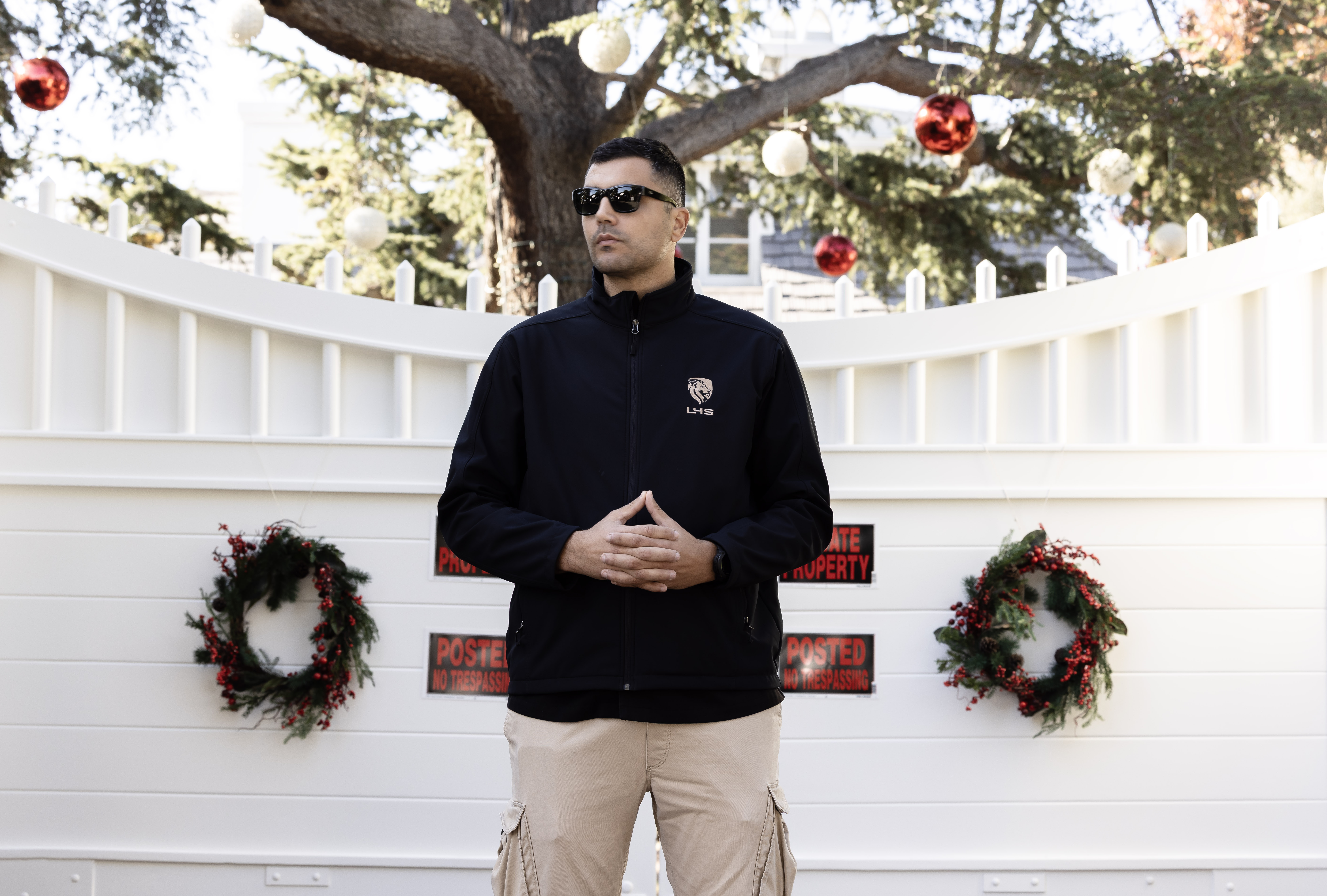 Miembros de seguridad resguardan la residencia de Reiner en Brentwood, Los Ángeles, California. (Foto Prensa Libre: EFE)